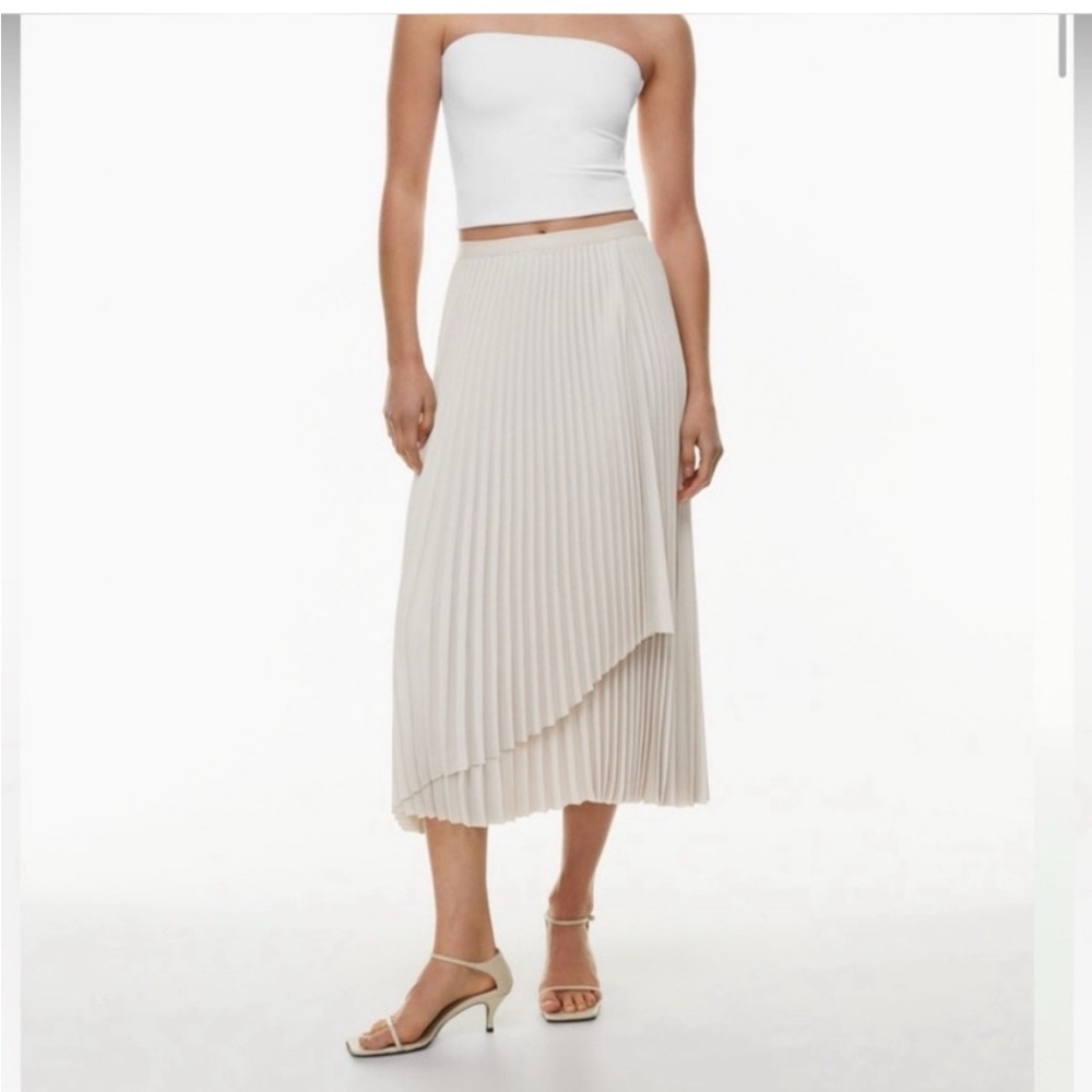 Aritzia Ladder Skirt, Matte Pearl, size XXS
Fits like Small